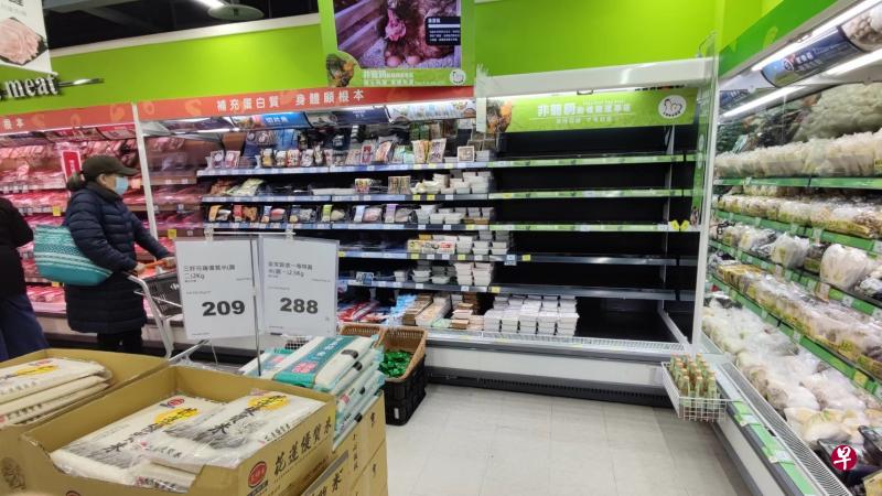 台北一家超市内的鸡蛋货架上空空如也。此图摄于2月22日。（新华社）