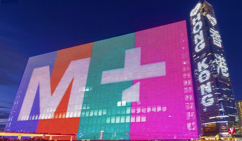 香港首个世界级博物馆M+建筑独特，外墙设有多用途 LED 显示屏幕。