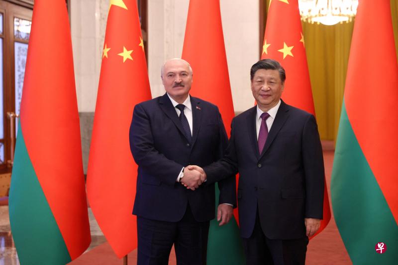 白罗斯总统卢卡申科（左）星期三（3月1日）在中国人民大会堂与中国国家主席习近平（右）举行会谈。（路透社）