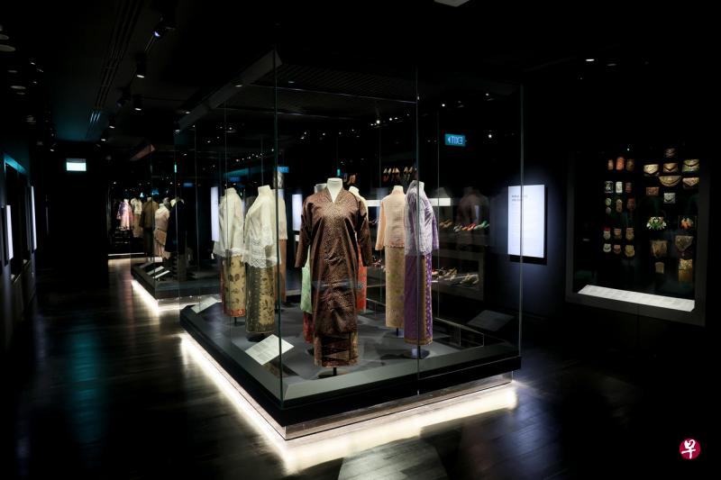 土生文化馆三楼展厅服饰馆让访客宛如坐上时光机进入娘惹女子大衣橱。（龙国雄摄）