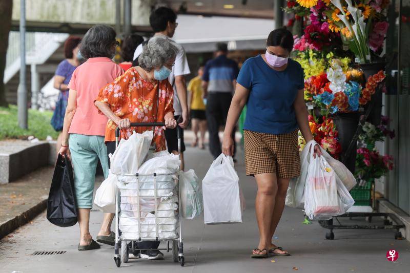 从7月3日起，到本地五大超市购物的消费者，无论是什么材质的袋子，每索取一个购物袋就须支付至少5分钱。这包括职总平价、昇菘、百美、冷藏公司和巨人超市。（陈斌勤摄）
