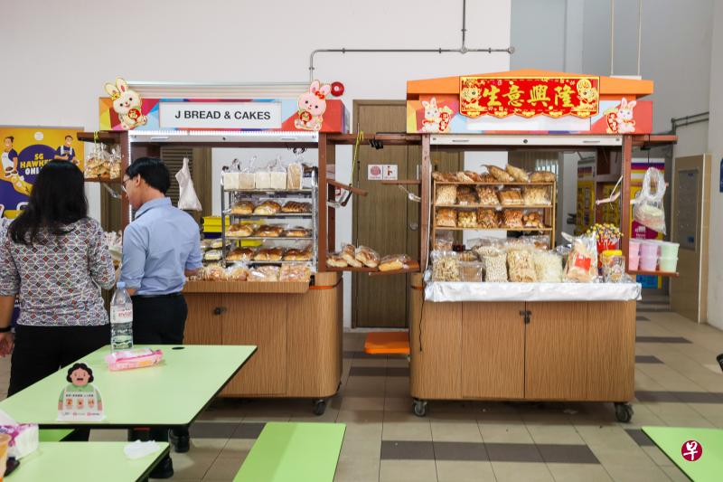 环境局将与社会企业小贩中心的经营者合作，在新小贩中心试运营小吃档口售卖传统小吃。图为后港茨园小贩中心售卖面包和传统饼干的档口。（卓祾祎摄）