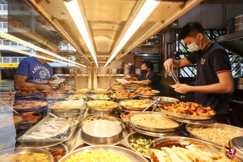 目前有72家建屋局咖啡店提供两菜一肉杂菜饭等经济餐选项，餐食售价介于3元到3.50元；饮料则是介于1元至1.15元。建屋局从5月起将扩大经济餐计划，旗下所有374家咖啡店在2026年前将提供经济餐选项。（卓祾祎摄）