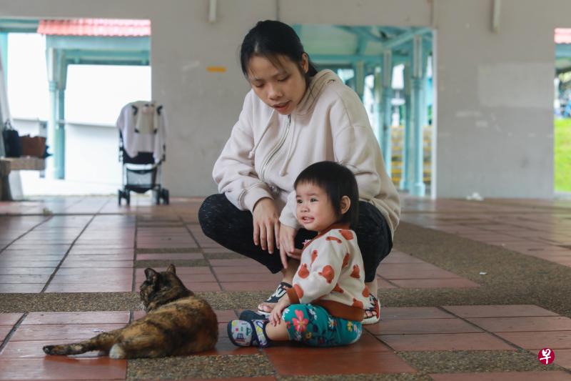 杜幸蔓在怀孕时就在医生的推荐下，加入幼儿培育辅助计划。如今14个月大的女儿杜乙澄出生后，每月都有固定的家访人员登门探望她和孩子，并给予健康与生活指导。（海峡时报）