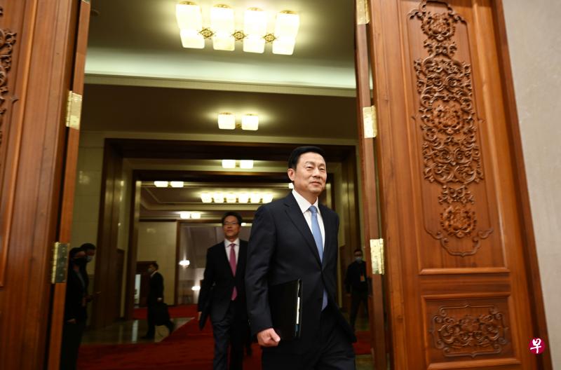 中国全国政协新闻发布会星期五在北京人民大会堂举行，图为大会新闻发言人郭卫民步入会场。 （新华社）