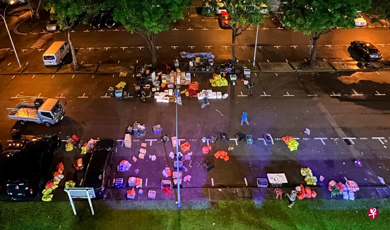 这个小型蔬菜批发市场隐身工业区内，人流量不多，顾客主要是本地中部与东部的杂菜饭摊、餐馆等餐饮业者。（陈渊庄摄）