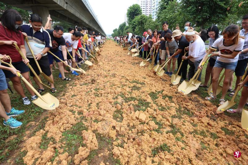 油池生活走廊星期天举行动土仪式，居民两行排开拿起金铲子参与挖土，期待走道未来焕然一新。（梁麒麟摄）