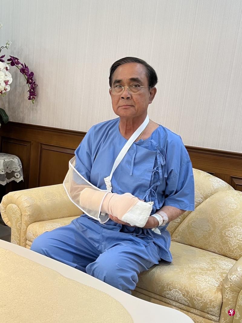 泰国首相巴育手部发炎入院接受治疗。医生建议他休息，但他没有取消接下来两个星期到各府访问的行程。（泰国政府网站）