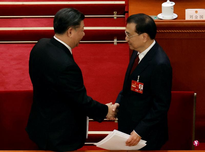 星期天的中国全国人大会议开幕会结束前，中国国家主席习近平（左）与即将卸任的中国总理李克强握手。（路透社）