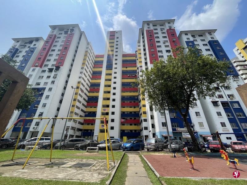 位于吉隆坡的人民组屋华友花园（Taman Wahyu）有相当完善的设备，是马国公共住房的模范。不过，还是有居民破坏组屋设施，卫生和治安也欠佳。（萧郡瑜摄）