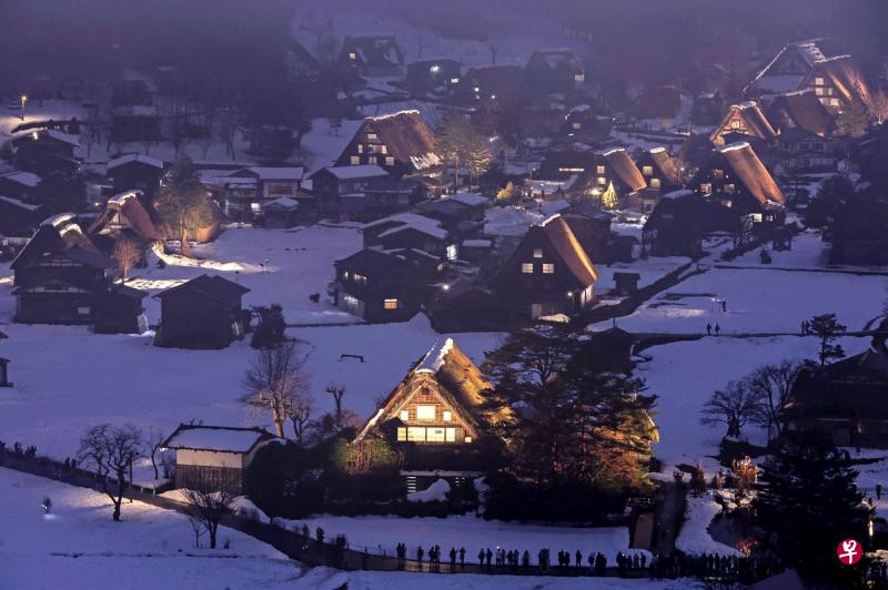面对人口减少危机，日本岐阜县著名世遗景点白川村荻町地区有意修改禁止出租房屋规定，接受外人移居。（法新社）
