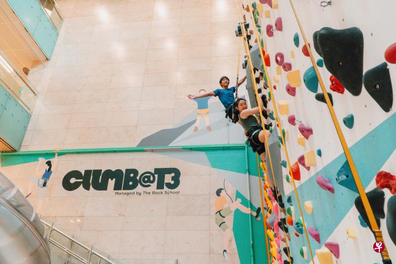 Climb@T3攀岩设施包括八米高的攀岩墙和12米长的巨石墙。（樟宜机场集团提供）