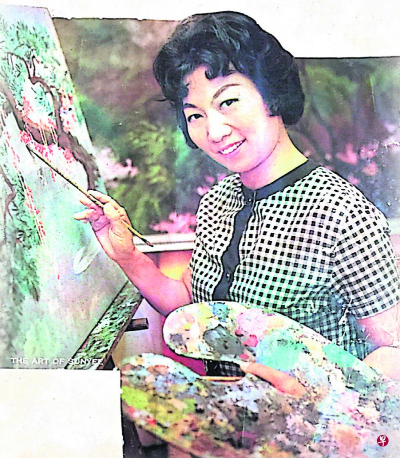 女画家沈雁生前作画的照片。（画廊提供图片）