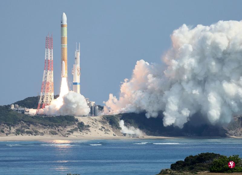 日本新型国产主力运载火箭H3，昨天在鹿儿岛的种子岛宇宙中心发射升空，可是不到15分钟，地面控制对火箭发出自毁指令。（法新社）