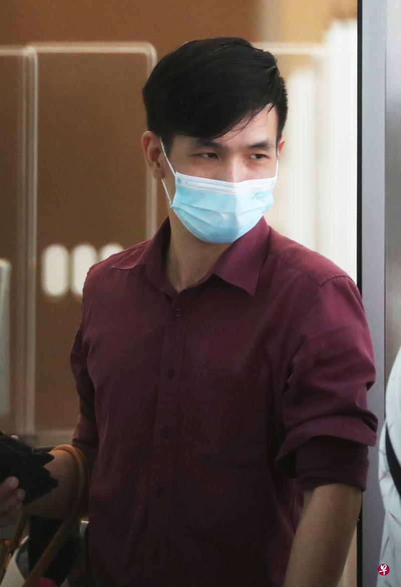 洪家伟向制药商下单时也会购买手术口罩和手套等，以掩盖自己纯粹要买咳嗽药水的目的。（海峡时报）