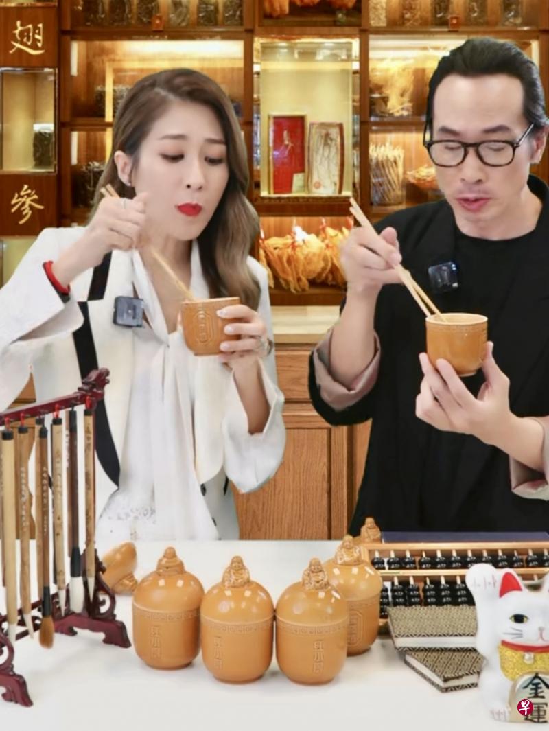 陈敏之（左）和陈豪联手直播带货，边吃边介绍，吃了曲奇，又吃佛跳墙、蛋卷等。（截自淘宝视频）