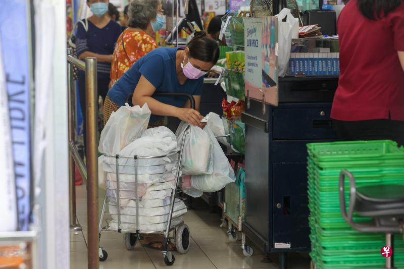除了职总平价超市，其他四家连锁超市，包括昇菘、百美、冷藏公司和巨人超市，已确定从7月3日起，每个袋子向消费者收取5分钱。（陈斌勤摄）