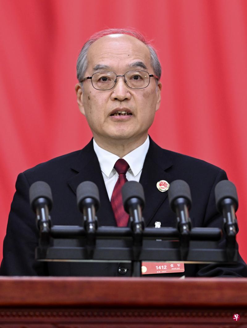 张军（左）3月7日在全国人大会议上作最高检察院工作报告。应勇（右）预计将在星期六接替张军，出任最高检察院检察长。（新华社／互联网）