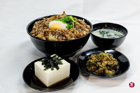 Fukudon的招牌寿喜烧牛肉饭套餐（上图）与鸡胸肉蜜汁盖饭（右小图）。（商家提供）