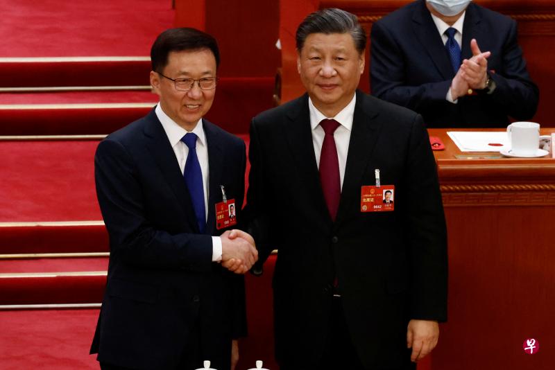 中共前政治局常委韩正（左）当选中国国家副主席后，起身走到刚连任国家主席的习近平身边。习近平起身与韩正握手，向他表示祝贺。（路透社）