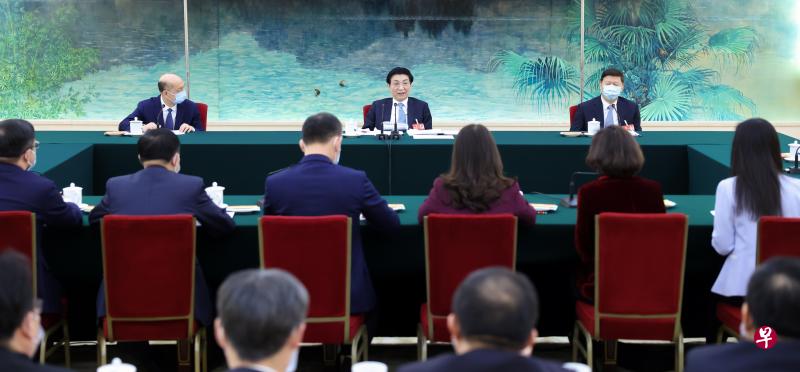 新任中国全国政协主席王沪宁（面向镜头，中）3月9日参加全国人大会议台湾代表团的审议时指出，大陆进一步掌握了实现完全统一的战略主动。（新华社）