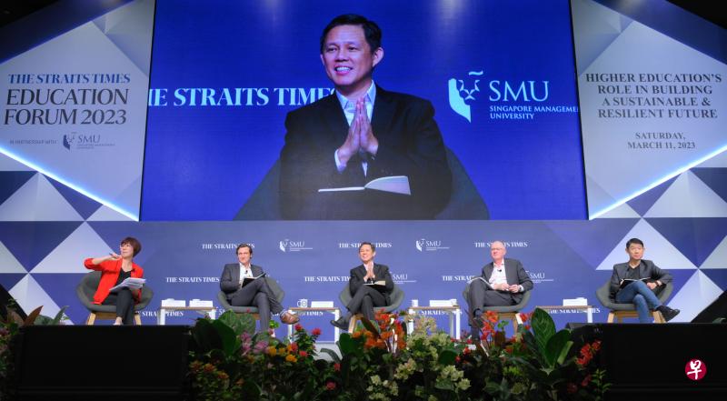 教育部长陈振声（中）与大学和企业代表在论坛上分享观点，讨论大专教育和绿色技能等课题。左起是论坛主持人，新加坡管理大学金融学荣誉教授许茵妮、谷歌新加坡区执行董事本金、新加坡管理大学教务长柯莫西教授和LinkedIn亚太地区企业人才暨学习解決方案负责人（亚洲区总监）高国堂。(海峡时报）