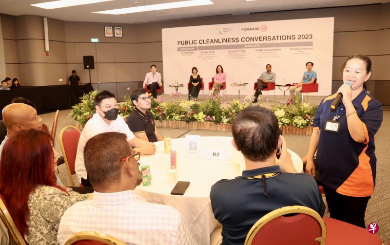 国家环境局星期六主办了首场公共清洁对话会，约80人出席。参与对话的小贩中心清洁工谢秀娟（站着）谈到她的工作经历时说，最困难的是维持公共厕所卫生，因为“有些顾客缺乏卫生意识，打扫5分钟后又肮脏了”。（邬福梁摄）