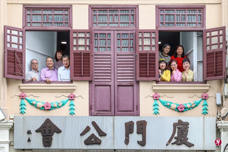 厦门公会今年喜迎85周年庆，委员们上下一心，致力把庆典活动办得有声有色。前排左起为第一副会长陈兴庭 、会长汪家裕、85周年庆筹委会主席白毅柏、妇女组主任叶金英、文教组主任王淑茵、康乐组主任欧阳小萱；后排左起为总务黄碧梅、讲演会主席吴欣霞、美食组主任林美幼。 （关俊威影）