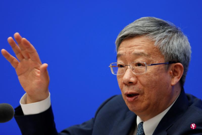 分析认为，中国央行行长易纲连任，释放金融改革将稳扎稳打的积极信号，稳固市场信心。图为易纲在3月3日的新闻发布会上讲话。（路透社）