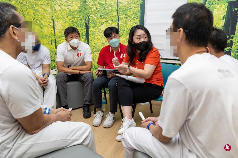 职总秘书长黄志明（左三）在其中一场对话会上聆听囚犯说出他们对出狱后面对挑战时的担忧。（张思庆摄）