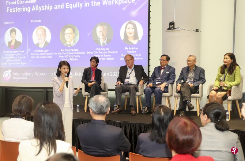 内政部兼社会及家庭发展部政务部长孙雪玲（站立者）星期一参与“科学、技术、工程和数学（STEM）及医疗领域国际女性”座谈会，探讨如何促进职场公平和性别平等。台上为国大医学组织科学与医疗界女性团体会长兼首席员工身心健康官马利娜（左起）、杜克—国大医学院高级副院长（研究）凯希教授、国大杨潞龄医学院院长钟业成、新加坡科技研究局副总裁（研究）贺子森，以及新加坡妇女组织理事会长符桂芸。（关俊威摄）