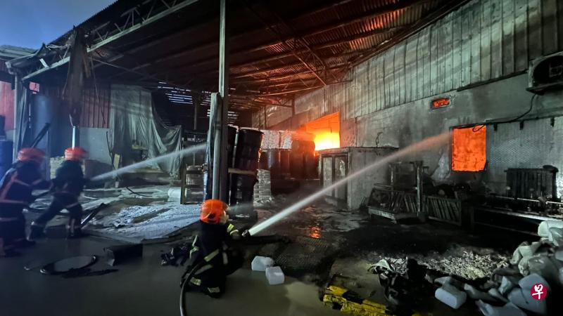 民防部队采取防御性灭火行动，让消防员对着火点持续浇灌，以避免消防员长时间身处在危险的区域中。（取自民防脸书）