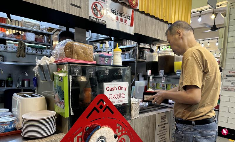 金吉坊熟食中的饮料摊位贴着“只收现金”的告示，店员透露在今年初暂停接受电子支付。店员透露，此前有顾客错将1元多支付成100多元，花了三天才取回退款，加上检查营业额是否进账需要时间，因此饮料摊老板决定改回仅接受现金付款方式。（刘芸如摄）