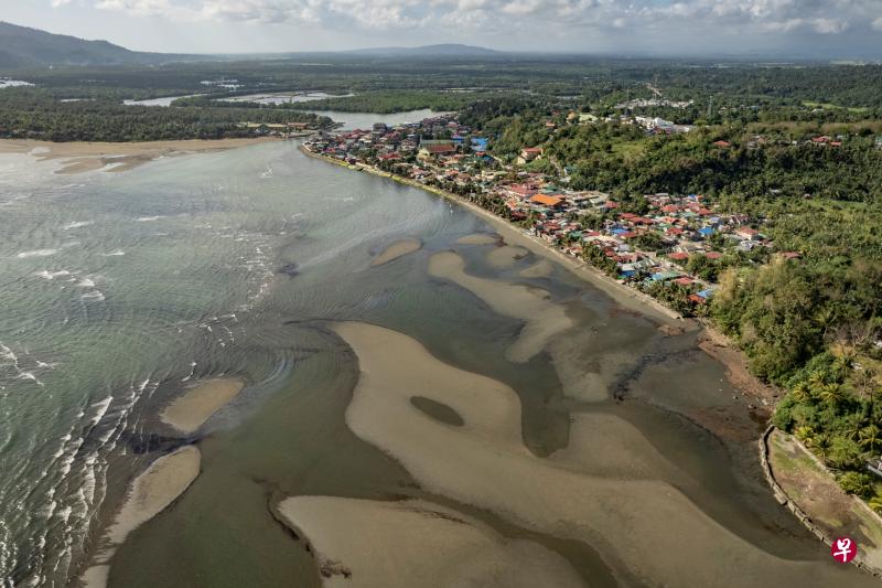 油槽船漏出的工业燃油不仅污染了油船沉没地点附近的海域，甚至已漂流到距离350公里外的巴拉望岛海域。（路透社）
