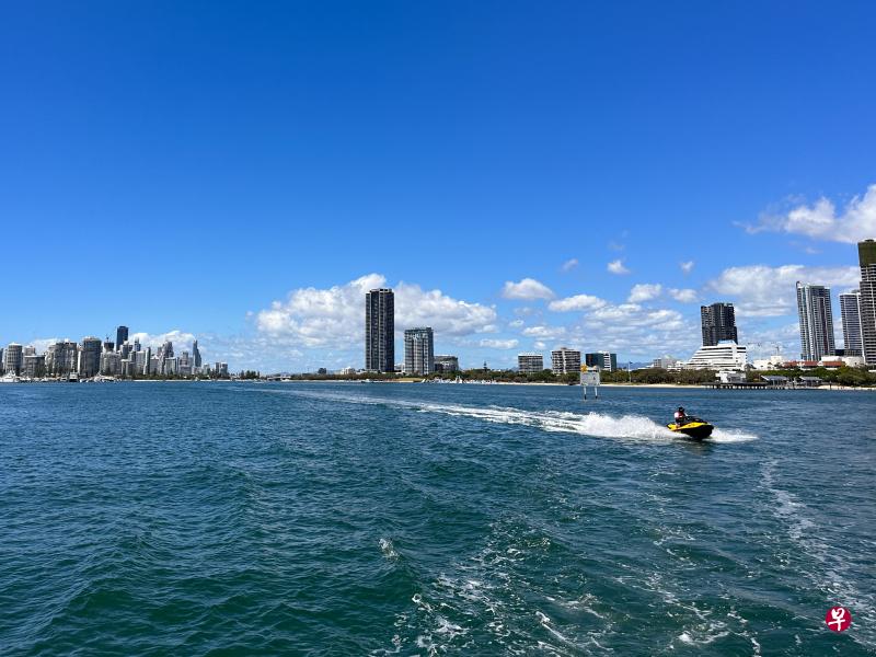 闻名遐迩的冲浪者天堂就在黄金海岸，游客可在这里收获冲浪和喷射快艇等刺激冒险的体验，也可乘搭渡轮悠哉地欣赏沿途风景。