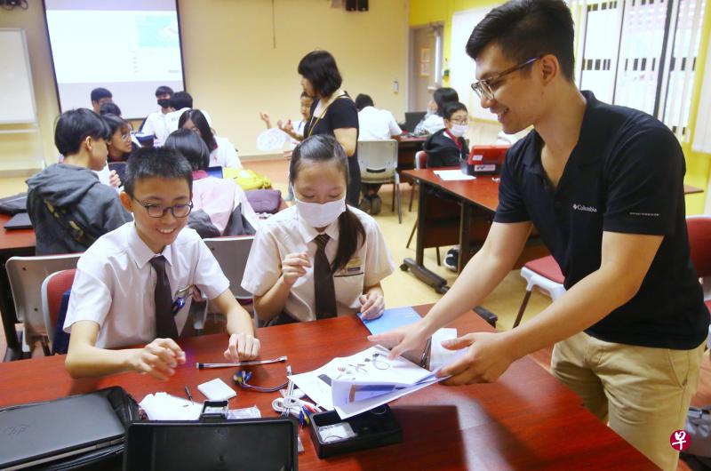 来自七所中学的130多名中三学生在3月学校假期期间返校参加数理实践工作坊，为启动专属的科学、科技、工程与数学跨校课程热身。（特约陈福洲摄）
