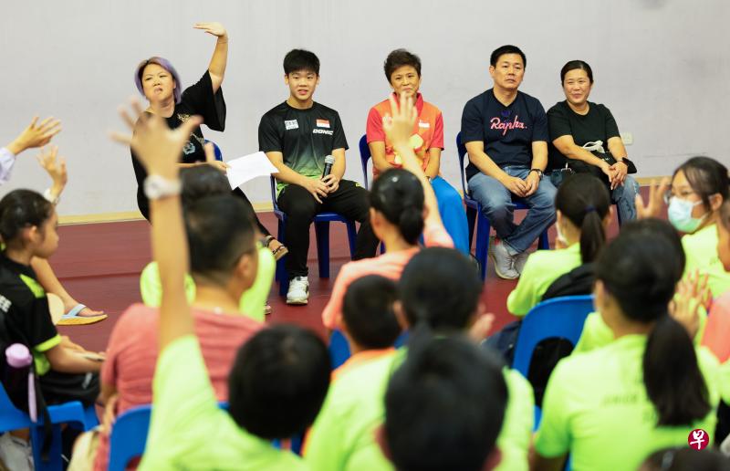 郭勇（面向镜头坐者左二）出席交流会，小球员积极提问。坐者中为乒总会长傅丽珊，右二和右一是郭勇的父母郭来发和周纯。（张思庆摄）