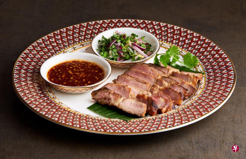 新加坡康莱德酒店推出泰式美食自助餐，图为泰式烤鸡肉。（酒店提供）