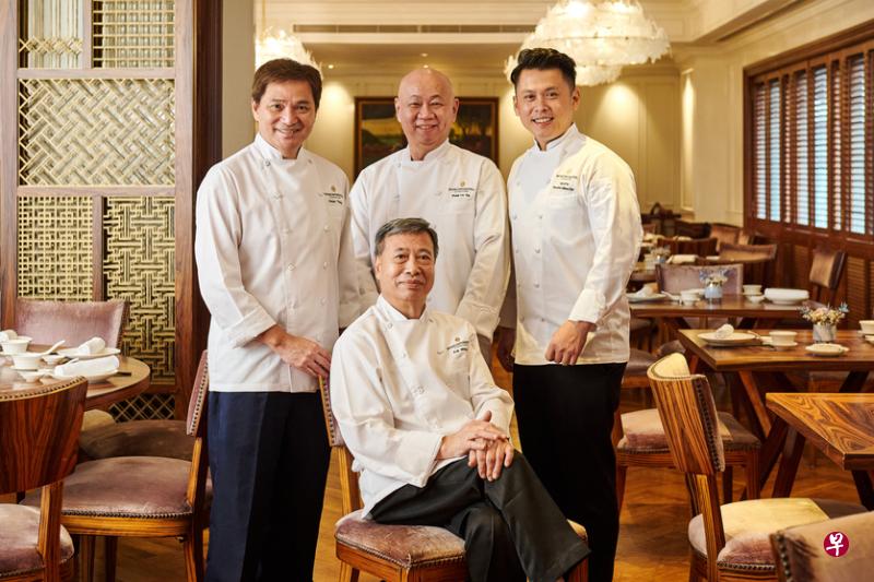 （后排左起）曾镜雄、冯洱迅、陈健伦和霍铭田（中间），是满福苑八手联弹活动的名厨。