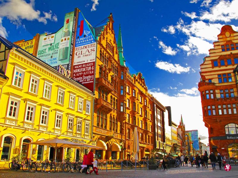 马尔默小广场（Lilla Torg）周围街道铺着鹅卵石，修复后的老城区现是画廊、商店、餐馆等集中地。