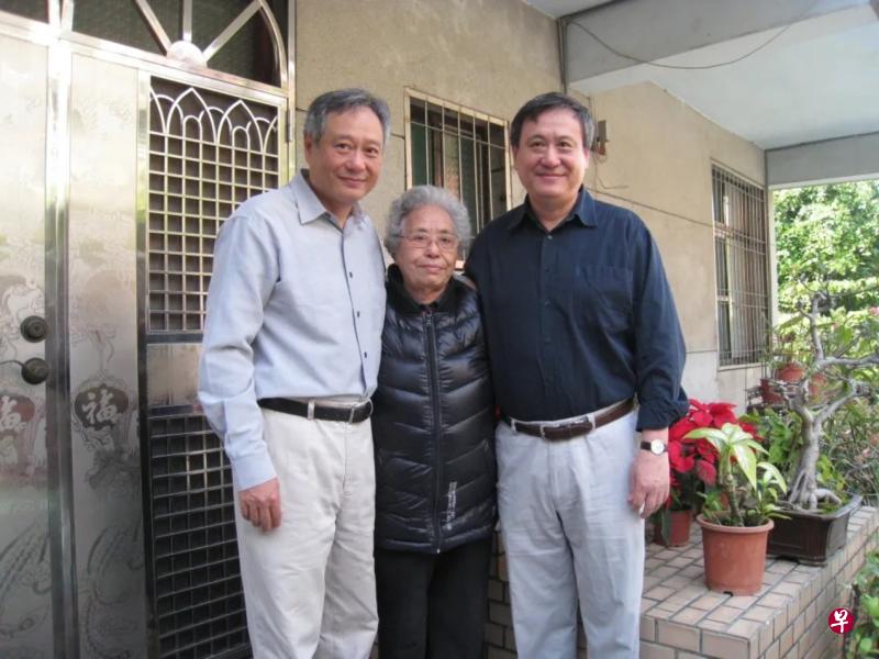 李安（左）和李岗（右）兄弟与母亲合影。（互联网）