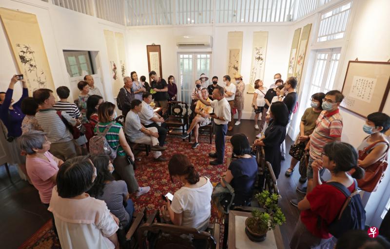 天猛公四季系列首场活动星期六登场，数十名早报俱乐部读者近距离欣赏天猛公黑白屋内的珍贵字画，讲解者是本地书画家陈培福（居中站立者）。（叶振忠摄）