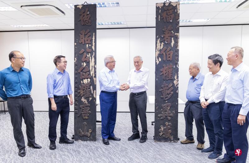 新加坡福建会馆2月23日在信立路会所正式将海唇福德祠楹联移交给福德祠绿野亭公会。代表两个团体出席仪式的是福建会馆文化组副主任许振义博士（左起）、名誉理事方百成、会长蔡其生，以及福德祠绿野亭公会会长李彩曾、司理曾杰盛、董事郭成添和李国强。（陈来福摄）