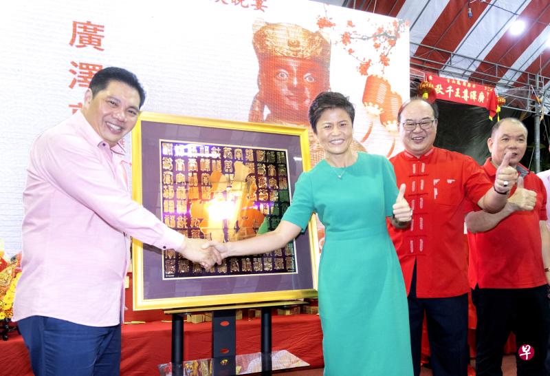三巴旺集选区议员傅丽珊（左二）祝贺南安会馆会长梁佳吉（左一），在水廊头凤山寺广泽尊王圣诞千秋晚宴上，以最高捐款者身份，获得南安会馆执行顾问陈奕福（右二）捐赠的24K镀金边框百福图，右一为副会长吴建省。（陈来福摄）