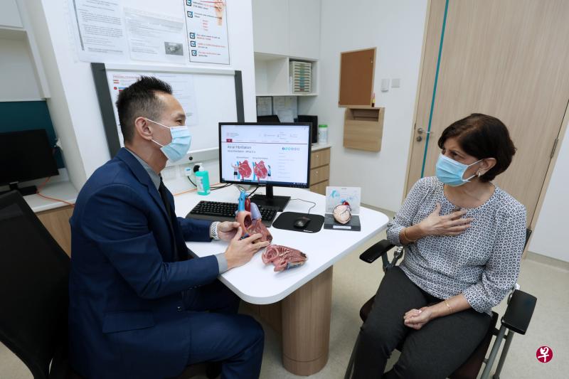 蔡志铭医生（左）说女性患者往往比男性患者更迟求医，也较可能出现非典型症状，他和金德（右）希望提高公众对房颤的认识，以便让患者更快得到援助。（梁麒麟摄）