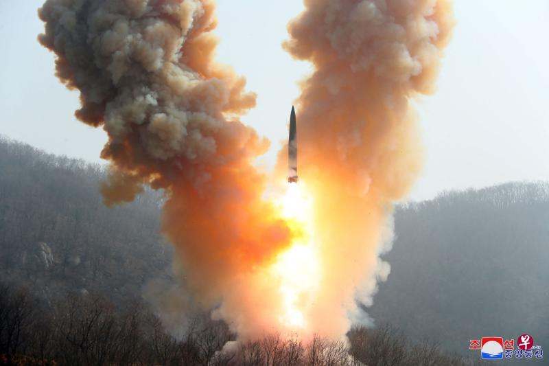朝中社报道，朝军战术核武部队星期天在平安北道铁山郡发射的战术弹道导弹，在800公里外的韩国东部海域目标上空800米处定点爆炸。（法新社）