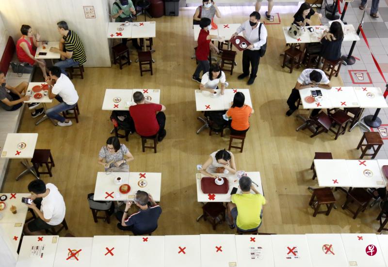 按照拟议中的四个公共卫生情境级别，第二个级别包括隔离、检测、戴口罩等措施，安全管理措施以及类似病毒阻断措施的安排属于第三个级别。照片摄于2021年6月限制两人堂食期间。（档案照片）