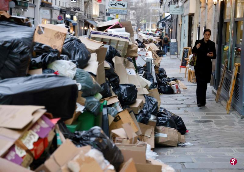 法国垃圾工人持续罢工，使巴黎街道垃圾成堆，空气中弥漫着一股浓烈的恶臭味。（法新社）