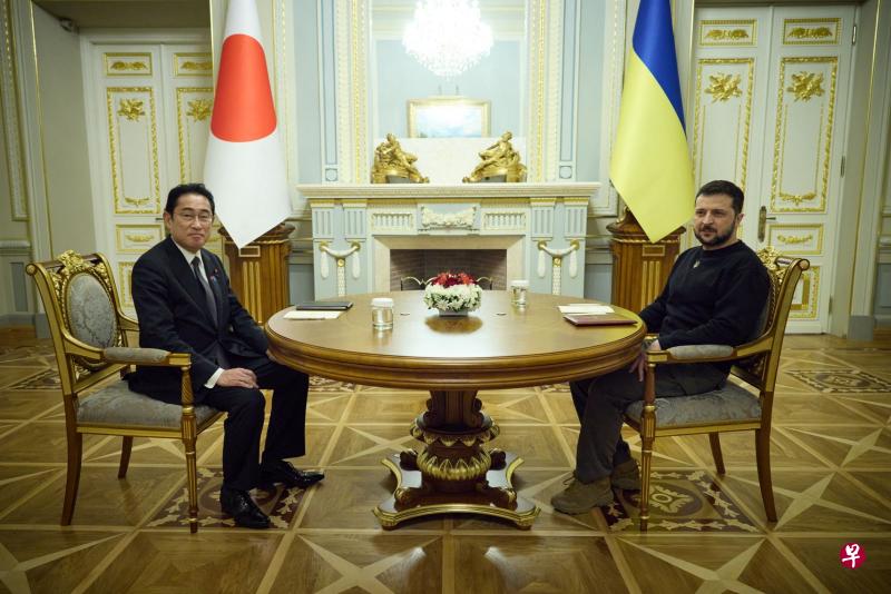 日本首相岸田文雄（左）21日闪电秘访乌克兰，在基辅玛丽亚宫与乌克兰总统泽连斯基举行会谈。（法新社）
