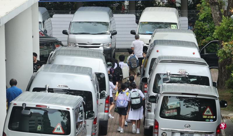 冠病疫情后，不少校车业者遇到司机短缺的问题，加上燃油费上涨，陆续调高收费，以应付增加的成本。（邬福梁摄）
